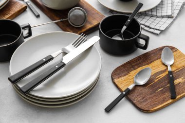 Masadaki yemek takımlarını temizle.