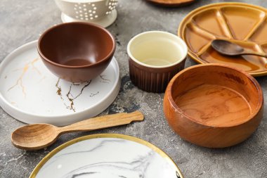 Grunge masasında farklı yemek takımı