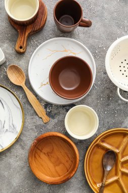 Grunge arka planında farklı yemek takımı, yakın plan