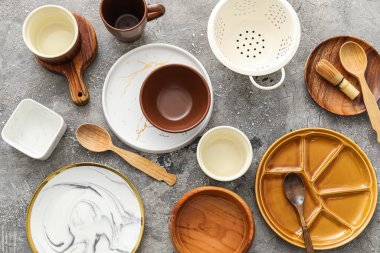 Grunge arka planında farklı yemek takımı, yakın plan