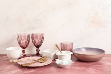 Renk tablosunda ışık arka planına karşı şık yemek takımı