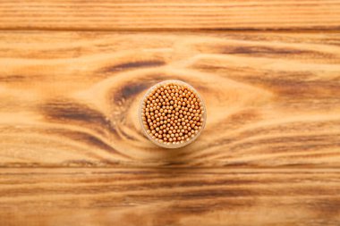 Tahta arka planda kürdanları olan tutucu