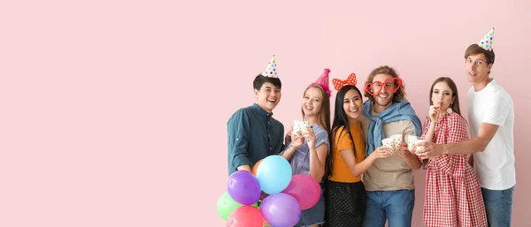 Grupo Amigos Comemorando Aniversário Fundo Rosa Com Espaço Para Texto — Fotografia de Stock