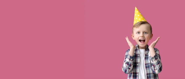 Verrast Jongetje Verjaardagsmuts Roze Achtergrond Met Ruimte Voor Tekst — Stockfoto