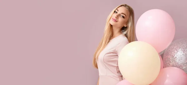 Attraktive Junge Frau Mit Luftballons Auf Rosa Hintergrund Mit Platz — Stockfoto