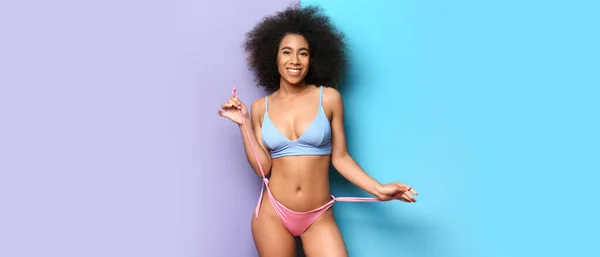 Schöne Afrikanisch Amerikanische Frau Bikini Auf Farbigem Hintergrund — Stockfoto