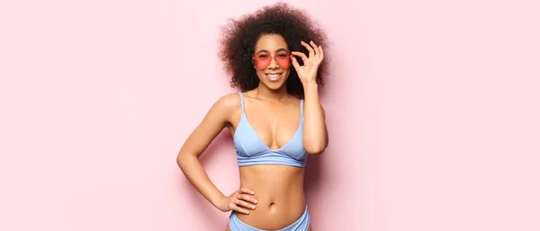 Schöne Afroamerikanerin Bikini Auf Rosa Hintergrund — Stockfoto