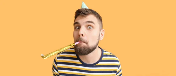 Hombre Divertido Con Silbato Fiesta Celebrando Cumpleaños Sobre Fondo Naranja —  Fotos de Stock