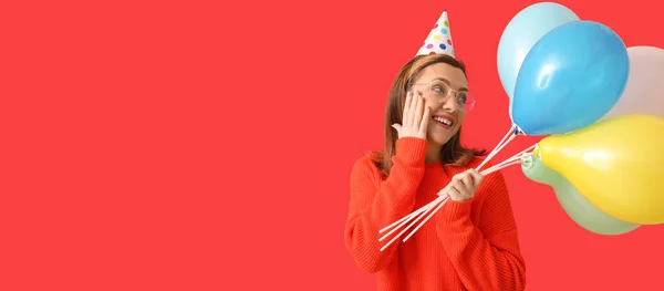 Gelukkig Vrouw Met Ballonnen Vieren Verjaardag Rode Achtergrond Met Ruimte — Stockfoto