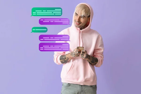 Jovem Tatuado Homem Com Telefone Celular Conversando Line Fundo Lilás — Fotografia de Stock