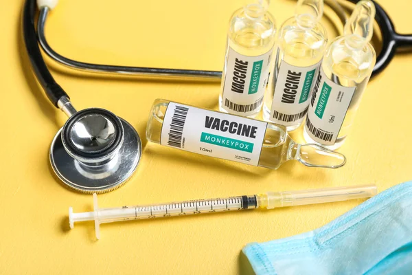 Ampule Vakcíny Proti Neštovicím Injekční Stříkačky Stetoskopu Žlutém Pozadí — Stock fotografie