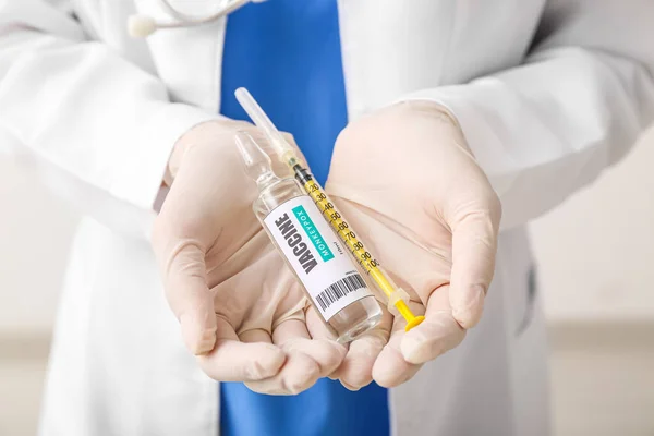 Female Doctor Monkeypox Vaccine Syringe Light Background Closeup — Stock Photo, Image