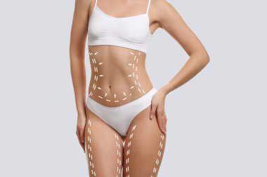 Hafif arka planda zayıfladıktan sonra güzel bir genç kadın.