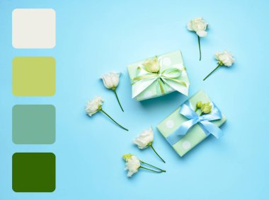 Hediye kutuları ve açık mavi arka planda çiçekler olan kompozisyon. Farklı renk desenleri