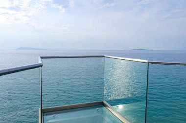 Deniz tatil köyündeki şeffaf gözlem platformunun görüntüsü