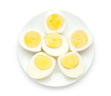 Beyaz arka planda kesilmiş haşlanmış yumurta tabağı