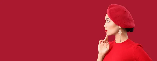 Alla Moda Giovane Donna Asiatica Sfondo Rosso Con Spazio Testo — Foto Stock