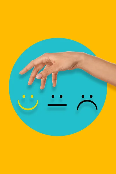 Mano Femenina Diferentes Emoticonos Sobre Fondo Color Concepto Satisfacción — Foto de Stock