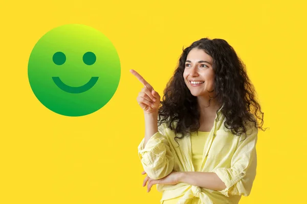 Mulher Bonita Apontando Para Emoticon Sorridente Fundo Amarelo — Fotografia de Stock