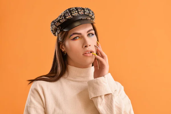 Retrato Mujer Transgénero Joven Con Estilo Fondo Color — Foto de Stock