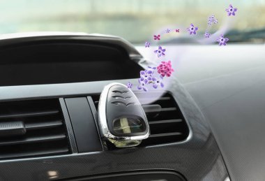 Araba kuaföründe uçan taze leylak çiçekleriyle Aroma oda parfümü