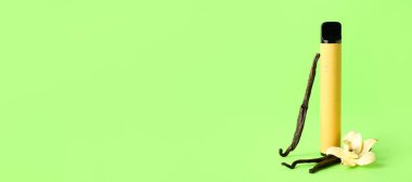Yeşil zemin üzerinde modern elektronik sigara ve vanilya ile metin için boşluk