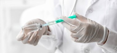 Klinikte aşılı doktor, yakın plan.