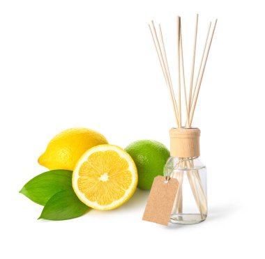 Reed dağıtıcı ve turunçgiller beyaz arka planda