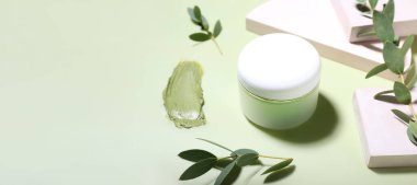 Yeşil arkaplan üzerinde kozmetik kil kavanozu ve metin için boşluk