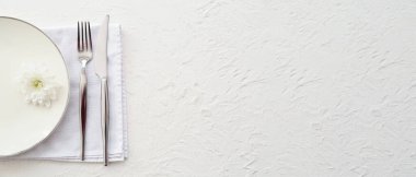 Açık arkaplanda çiçekli güzel masa ayarları ve metin için boşluk