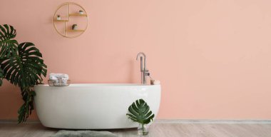 Küvetli ve canavarlı bir banyo.