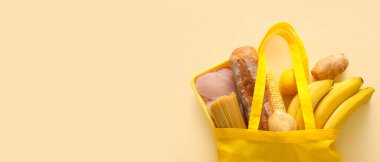 Açık renk arka planda yiyeceklerle dolu bir Eko çantası metin ve üst görünüm için boşluk