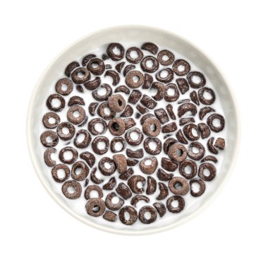 Beyaz arka planda izole edilmiş bir kase lezzetli mısır gevreği halkası.