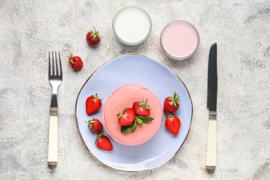 Lezzetli krep, çilek ve soslu kompozisyon.