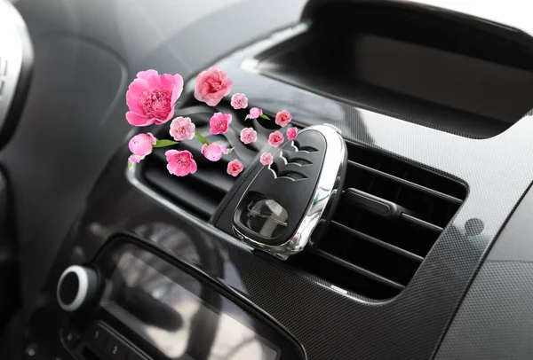 Aroma Luchtverfrisser Met Vliegende Verse Roze Bloemen Auto Salon — Stockfoto