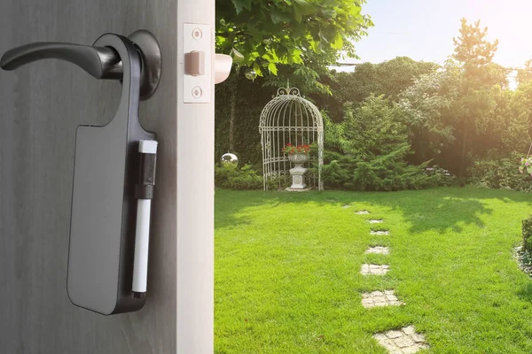 View Beautiful Landscape Design Open House Door — Stock Photo, Image