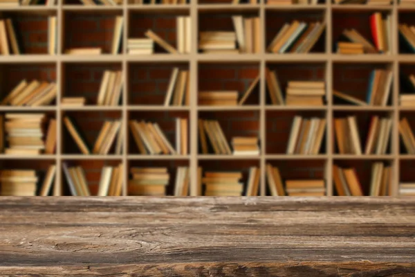 Pusty Drewniany Stół Nowoczesnej Bibliotece — Zdjęcie stockowe