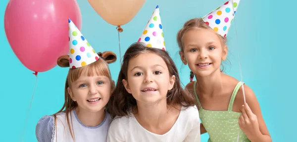 Χαριτωμένα Μικρά Κορίτσια Καπέλα Γενεθλίων Και Μπαλόνια Γαλάζιο Φόντο — Φωτογραφία Αρχείου