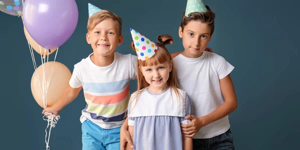 Słodkie Dzieci Kapeluszach Urodziny Balonów Kolor Tła — Zdjęcie stockowe