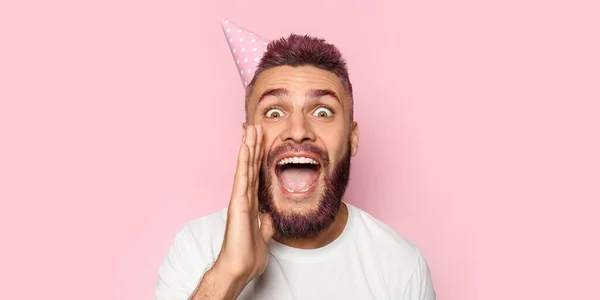 Lustiges Porträt Eines Schreienden Mannes Mit Geburtstagsmütze Auf Rosa Hintergrund — Stockfoto