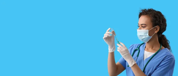 Afroamerikansk Sjuksköterska Med Vaccin Blå Bakgrund Med Utrymme För Text — Stockfoto