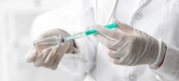 Médico Con Vacuna Clínica Primer Plano —  Fotos de Stock