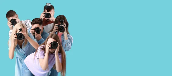 Grupo Jovens Fotógrafos Sobre Fundo Azul — Fotografia de Stock