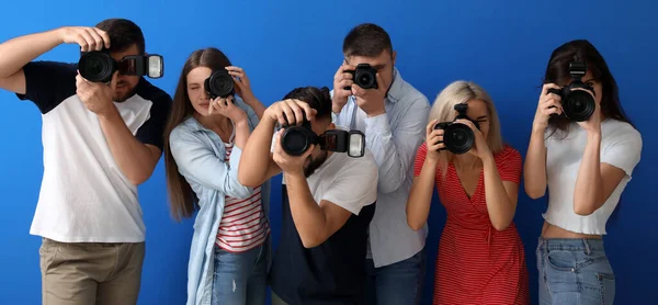 Grupo Jovens Fotógrafos Sobre Fundo Azul — Fotografia de Stock