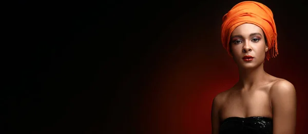 非洲裔美籍美女的画像 头戴头巾 背景为黑色 有文字空间 — 图库照片