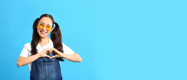 可爱的年轻亚洲女人 双手插在蓝色的背景上 有文字的空间 — 图库照片