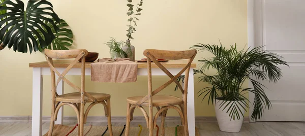 Interior Moderna Elegante Sala Jantar Com Plantas Tropicais — Fotografia de Stock