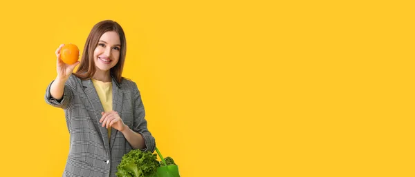 Jeune Femme Avec Sac Écologique Plein Nourriture Sur Fond Jaune — Photo