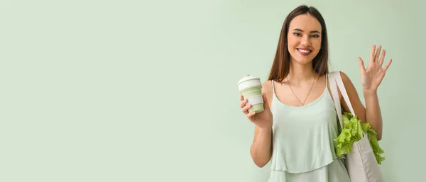一个年轻的女人 带着咖啡和装满绿色背景食物的生态袋 上面有文字的空间 — 图库照片