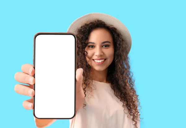 Young African American Woman Holding Mobile Phone Blank Screen Light — Stock Photo, Image